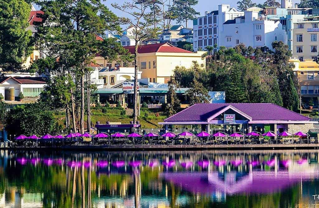 Quán Thanh Thủy bên hồ Xuân Hương — dù tím phản chiếu