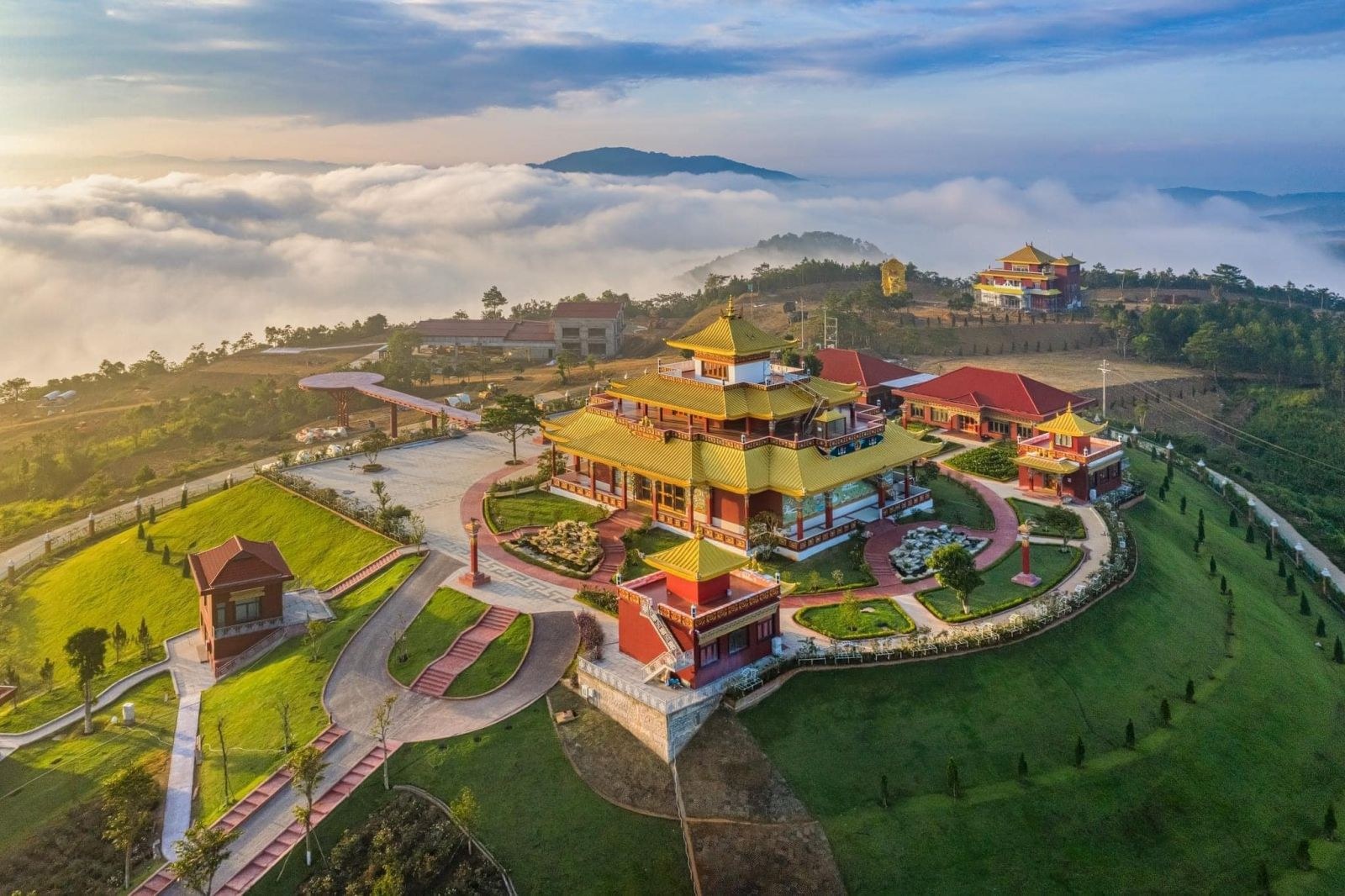 Tu viện Phật giáo Tây Tạng trên núi giữa biển mây Đà Lạt
