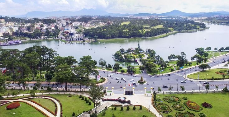 Hồ Xuân Hương Đà Lạt ban ngày — đảo Thuỷ Tạ giữa hồ